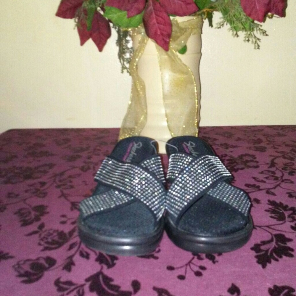 NWOT! SKETCHERS BLACK WITH GEMSTONES SANDLES